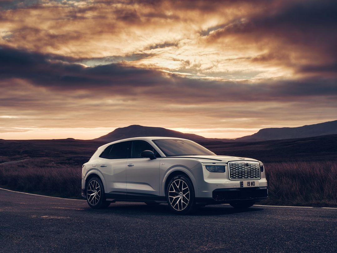 Bentley Torcal First Edition — przód, ujęcie zewnętrzne z górami i chmurami