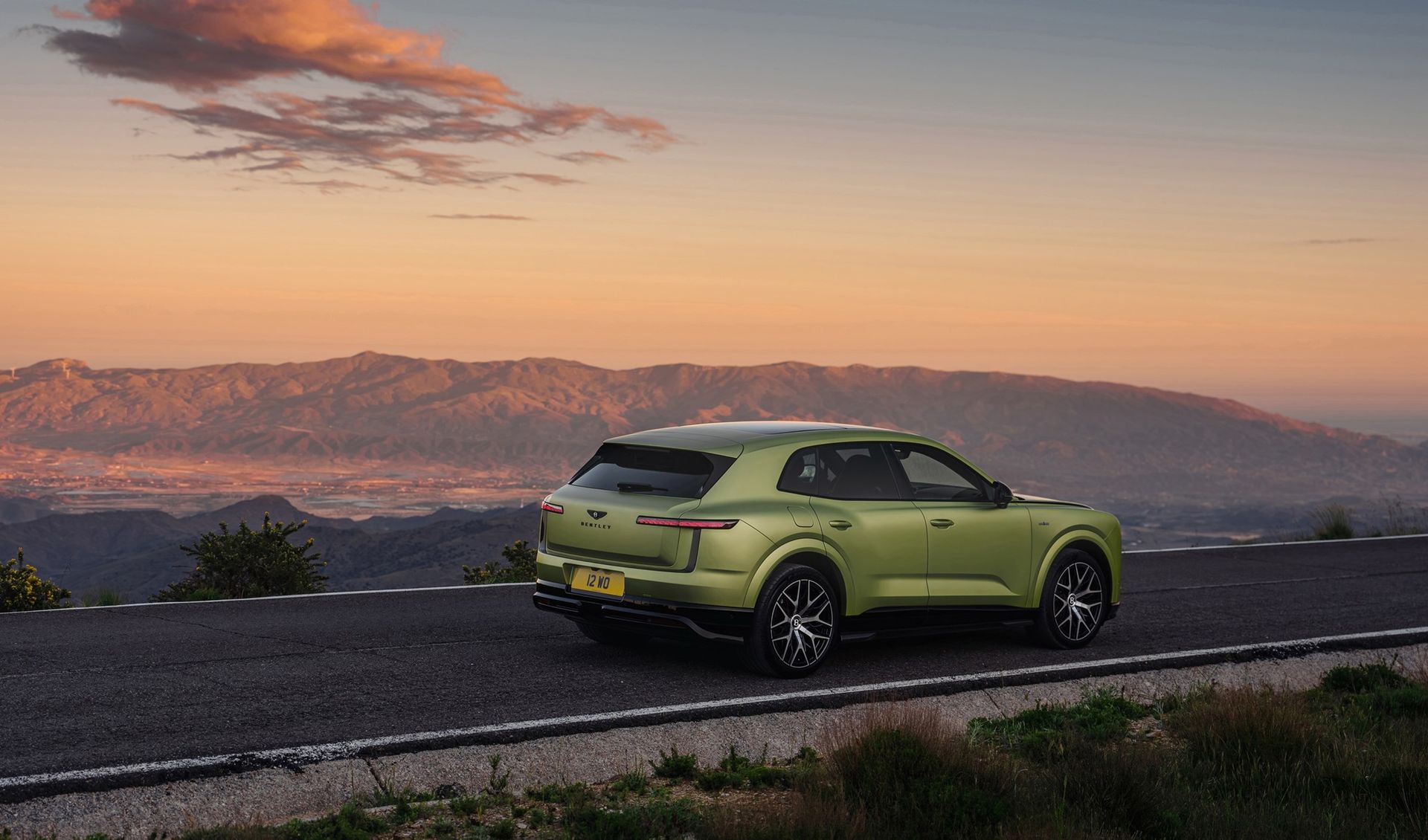 Bentley Torcal First Edition — tył, jazda na drodze (RHD)