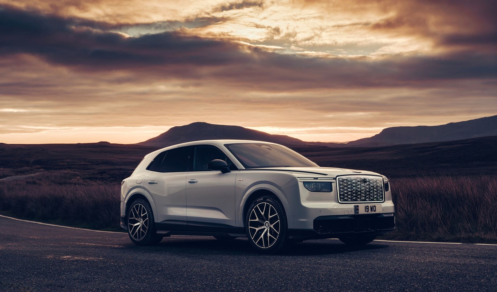 Bentley Torcal — przód, jazda na drodze (RHD)