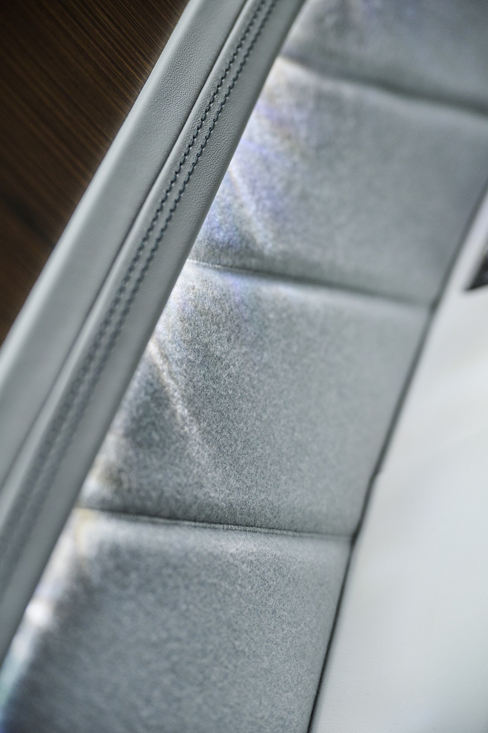 Bentley Torcal — detal tapicerki z wełny merino w kabinie