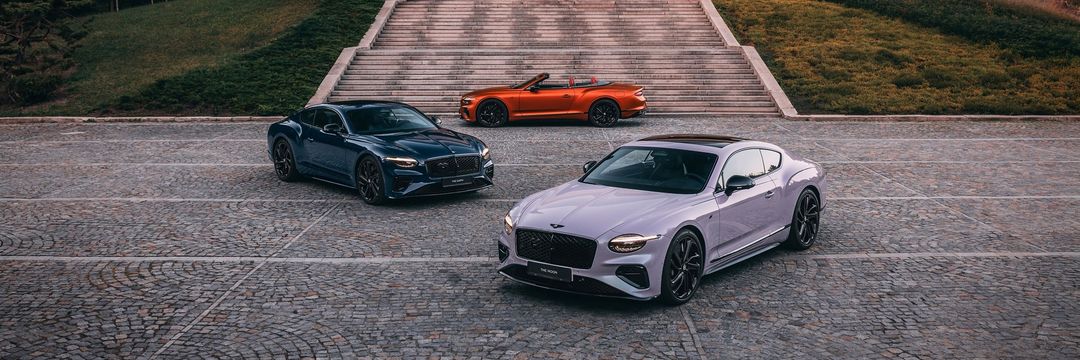Bentley Continental GT Kopernik — trzy egzemplarze, przód i bok, plener z schodami