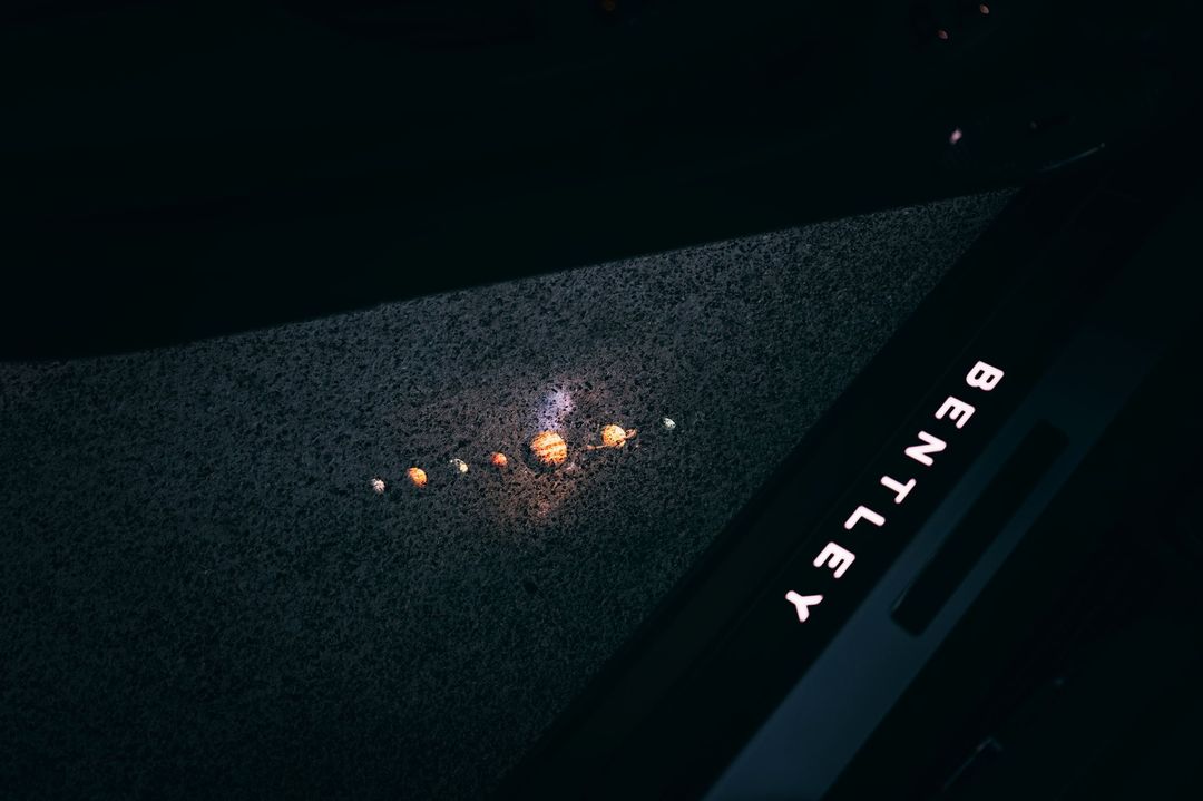 Bentley Continental GT Kopernik — detal logo i model Układu Słonecznego