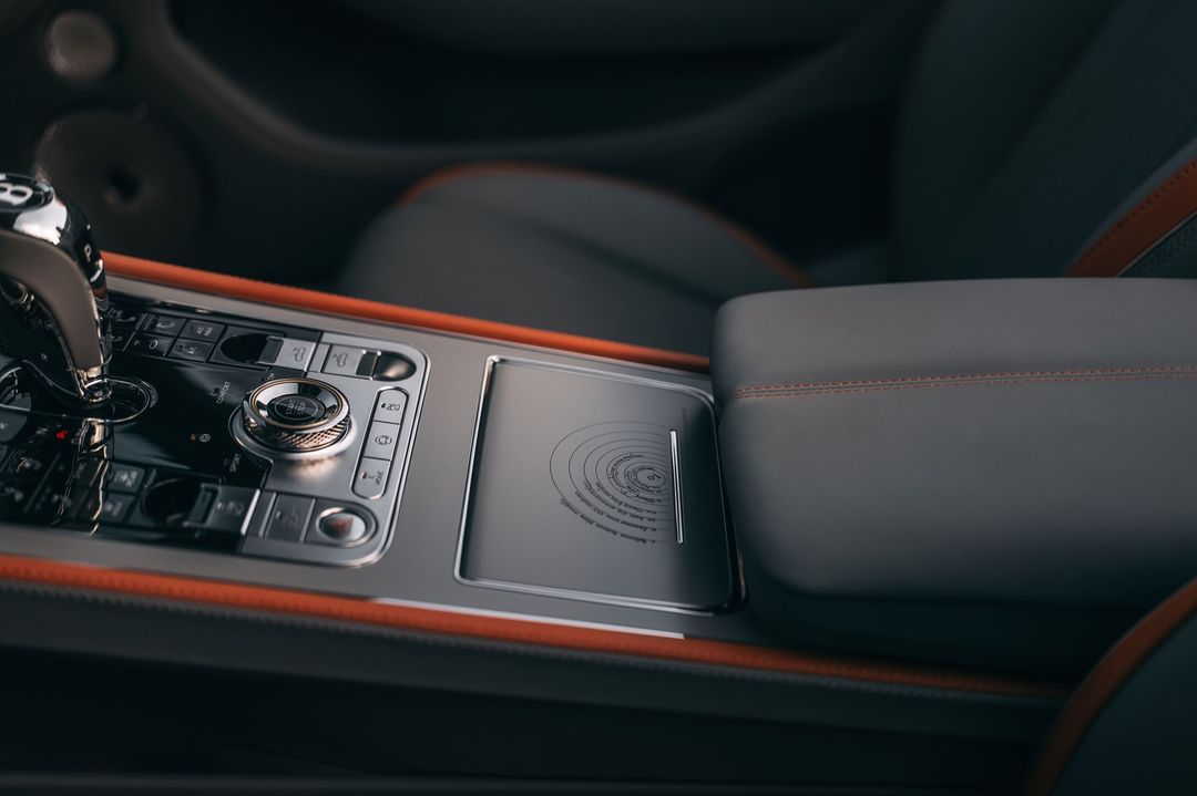 Bentley Continental GT Kopernik — wnętrze, konsola centralna z przełącznikami