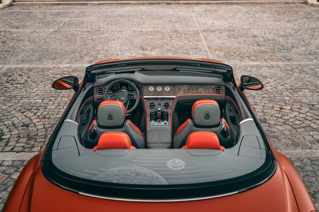 Bentley Continental GT Convertible Kopernik — wnętrze, widok z góry na fotele