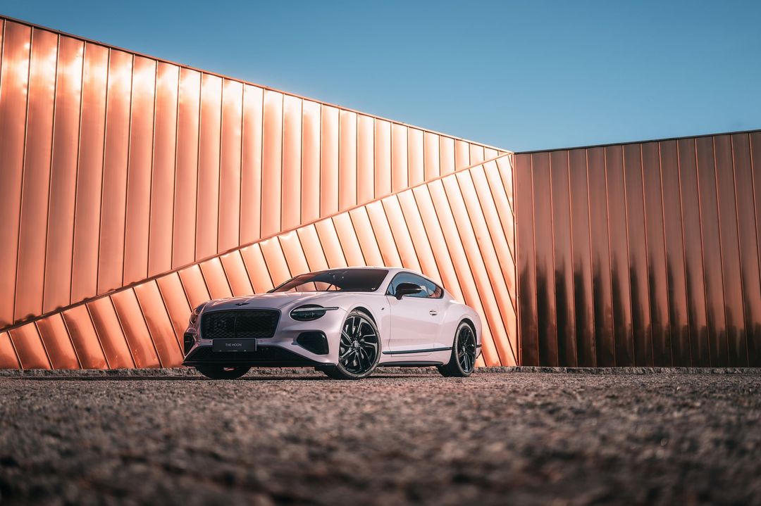 Bentley Continental GT Coupe Kopernik — przód, plener z miedzianą ścianą