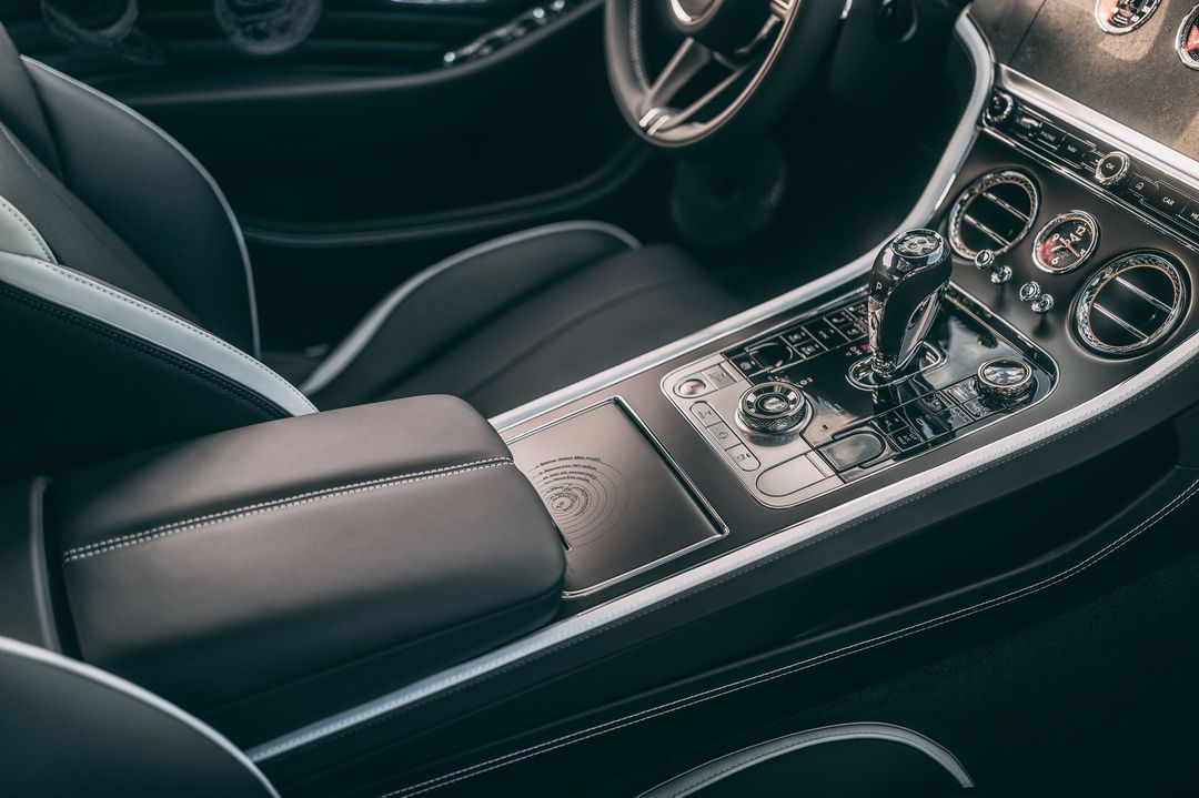 Bentley Continental GT Kopernik — wnętrze, konsola centralna z dźwignią biegów