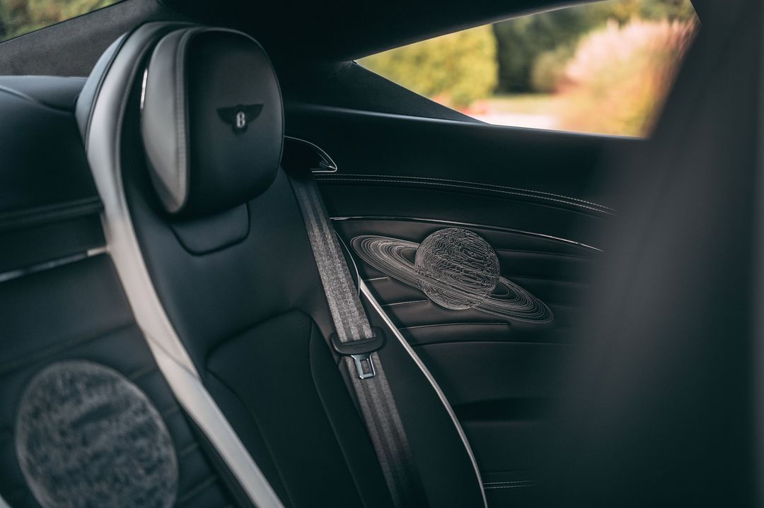 Bentley Continental GT Kopernik — wnętrze, zagłówki i panel drzwiowy z modelem Saturna