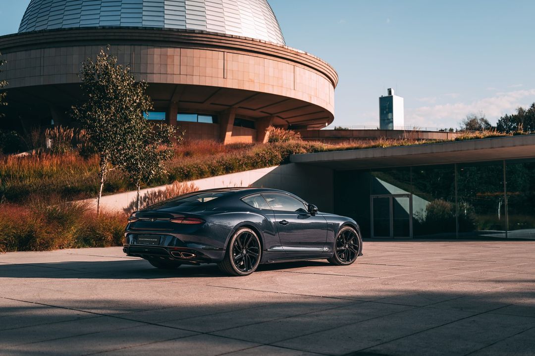 Bentley Continental GT Coupe Kopernik — tył, plener z budynkiem o kopule