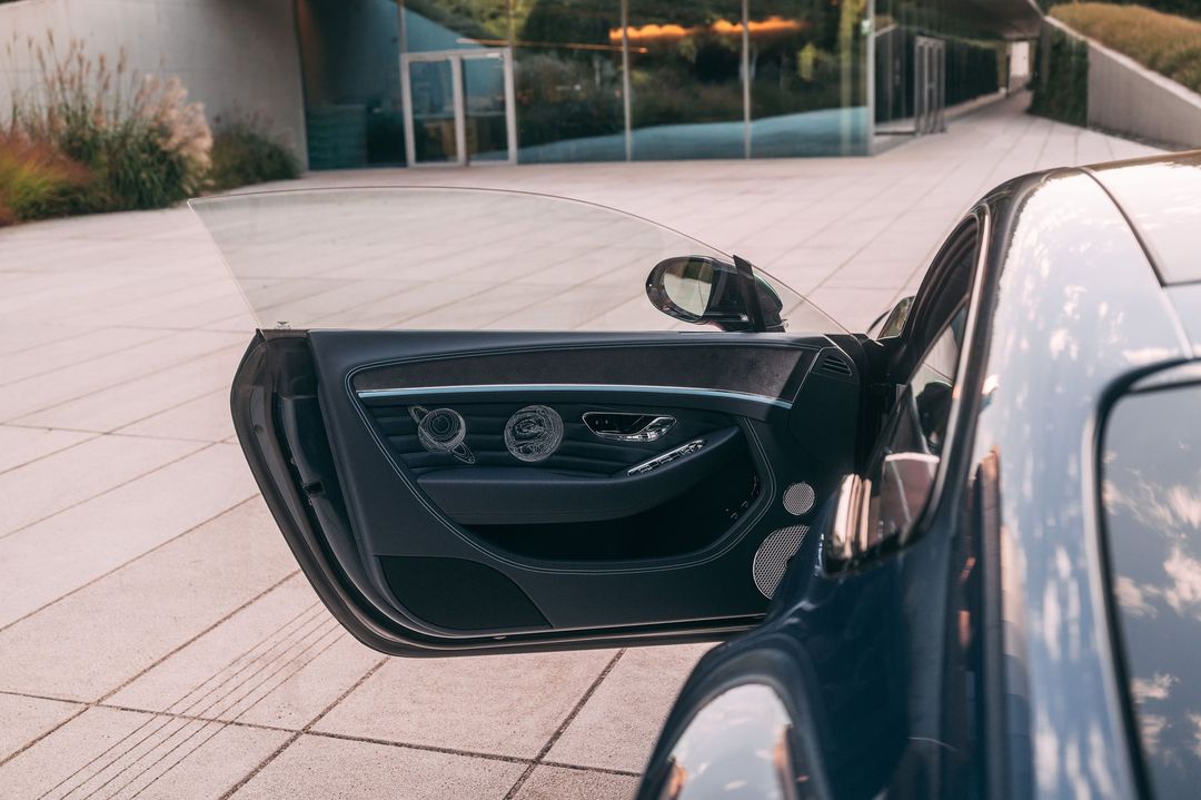 Bentley Continental GT Kopernik — wnętrze, panel drzwiowy z głośnikami
