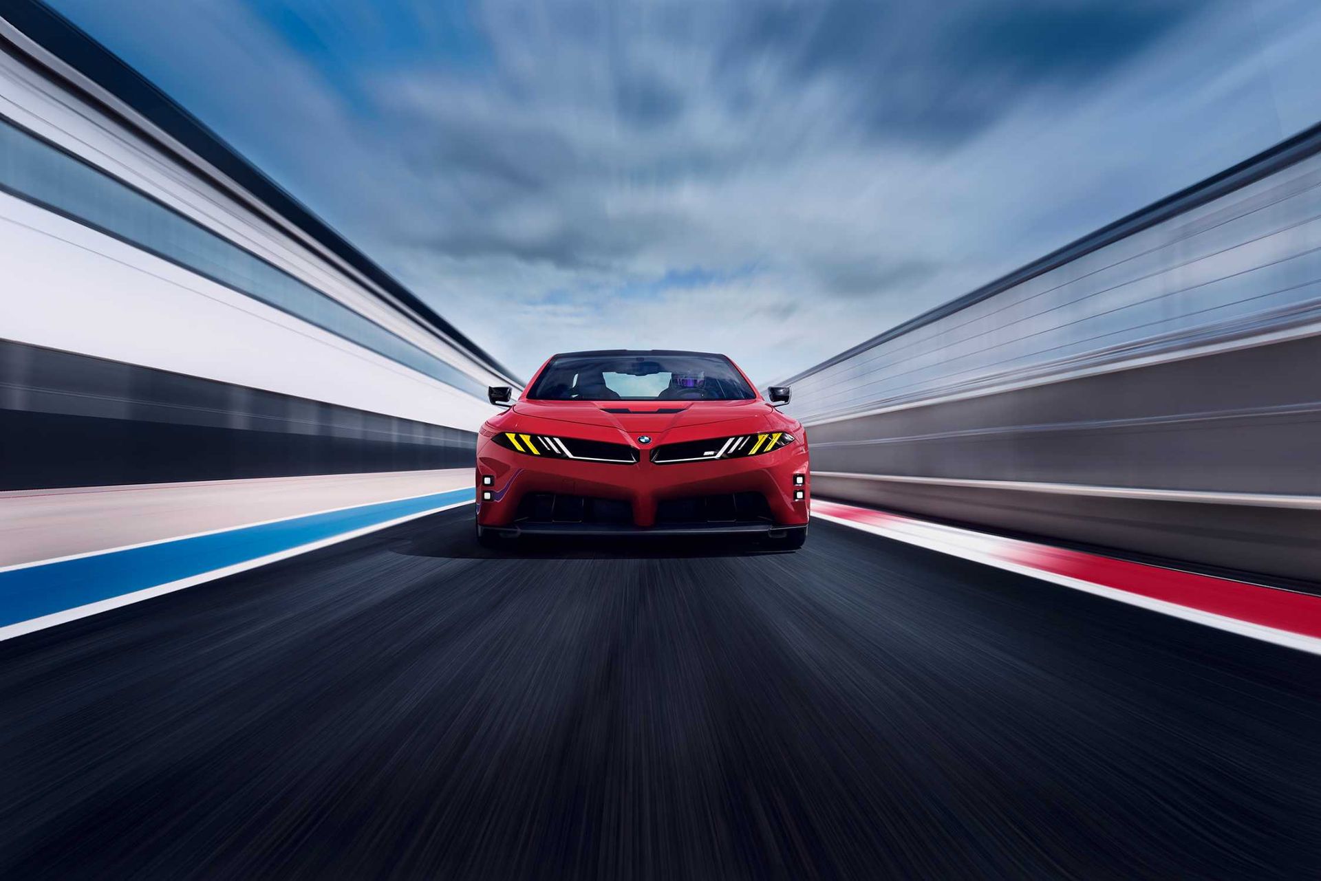 BMW M Concept Neue Klasse — przód, dynamiczna jazda na torze wyścigowym, efekt motion blur