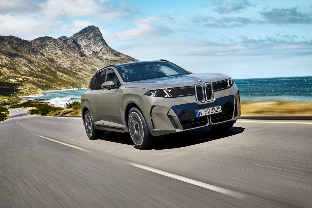 BMW X5 piątej generacji — przód, ujęcie 3/4, oficjalne zdjęcie prasowe BMW Group