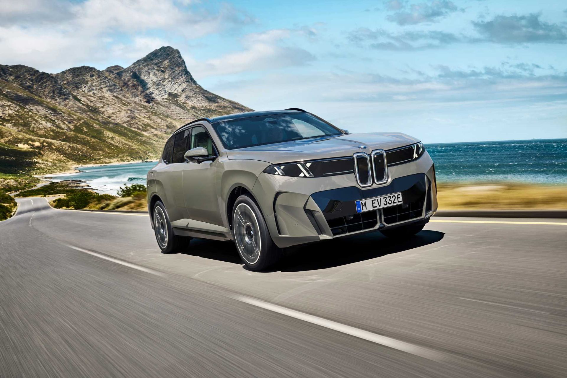 BMW X5 piątej generacji — przód, ujęcie 3/4, oficjalne zdjęcie prasowe BMW Group