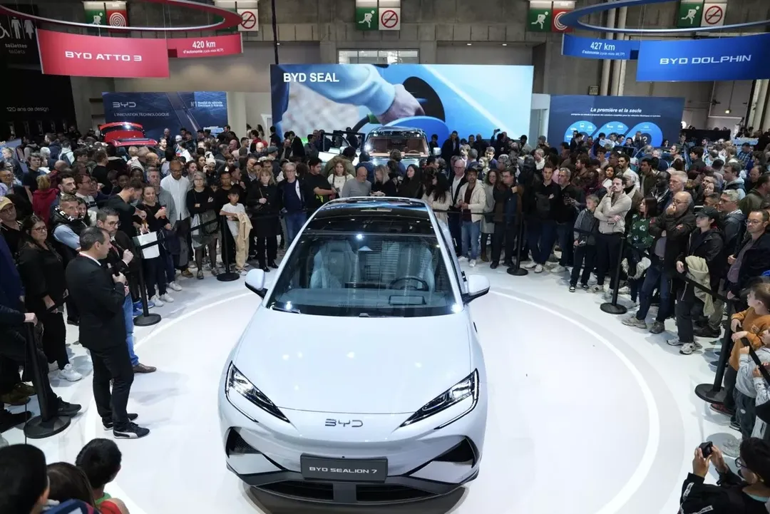 BYD Sealion 7 — przód, prezentacja na stoisku targowym wśród zwiedzających