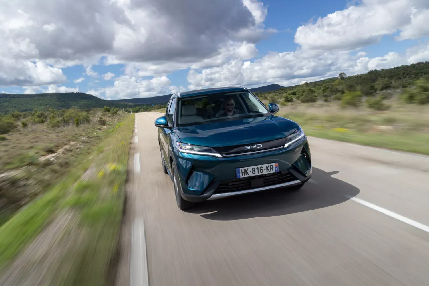 BYD — przód/3-4, dynamiczna jazda po wiejskiej drodze, francuskie tablice rejestracyjne