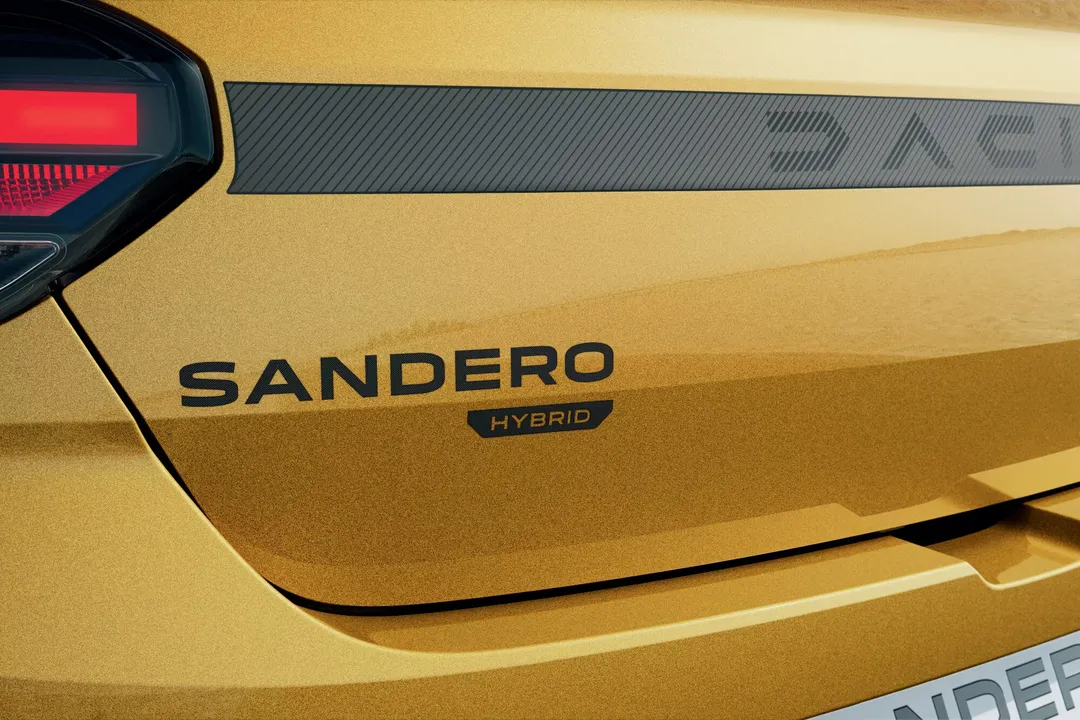 Dacia Sandero — detal, plakietka „Sandero Hybrid” i tylna lampa