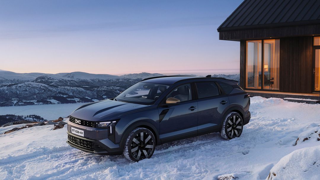 Dacia Striker — przód, postój na ośnieżonym wzniesieniu przy górskim domu