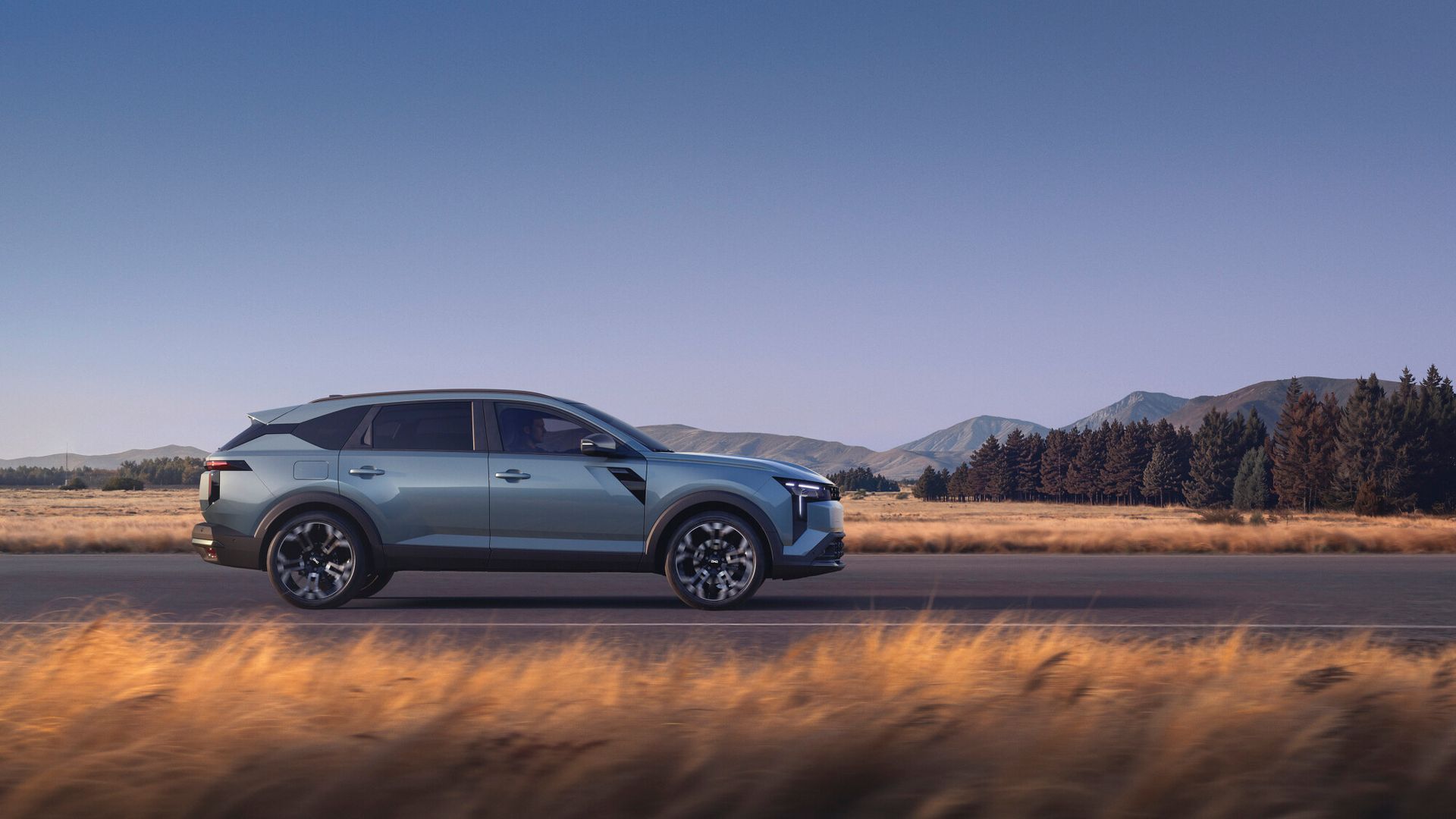 Dacia Striker — bok, jazda drogą wśród traw i gór