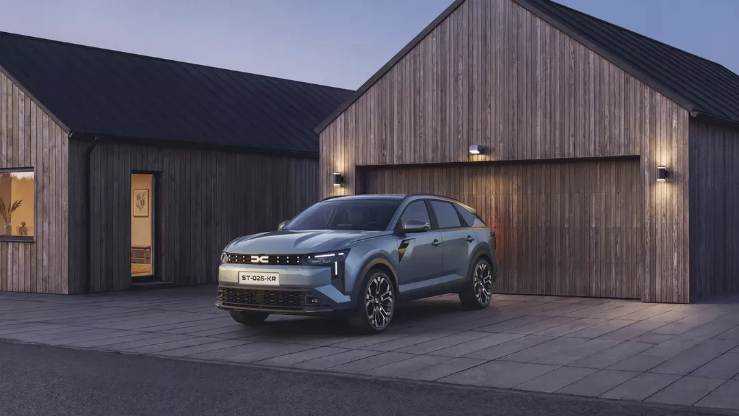 Dacia Striker — przód, postój przed drewnianym domem o zmierzchu