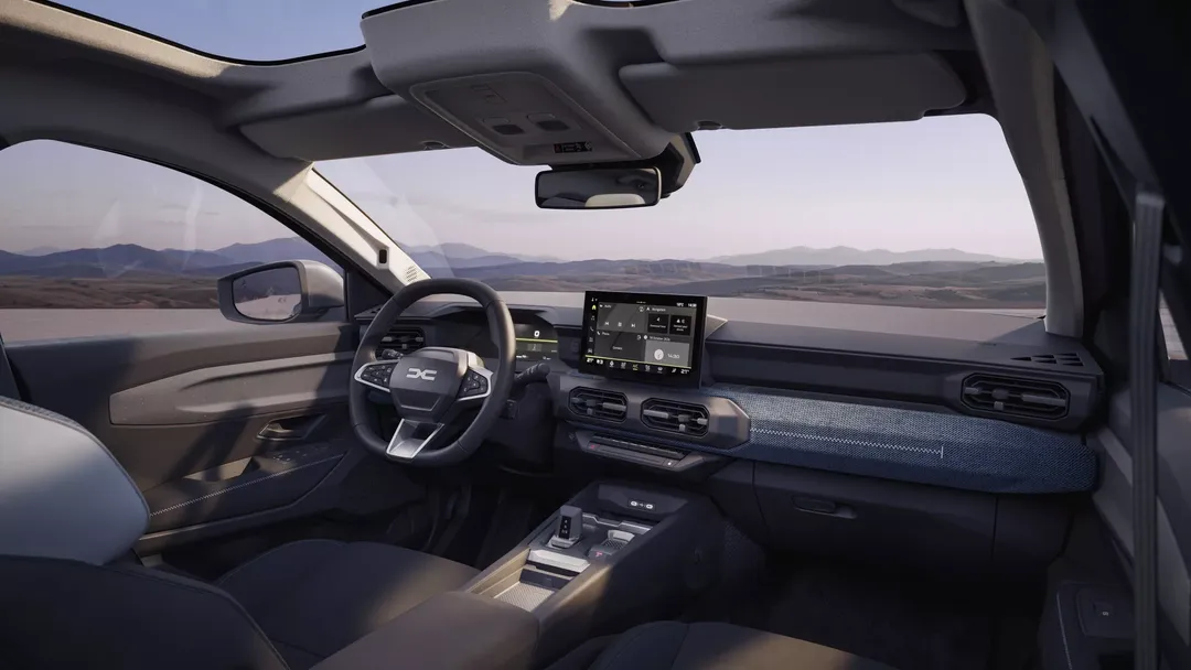 Dacia Striker — wnętrze, widok na kierownicę po lewej stronie i ekran multimedialny