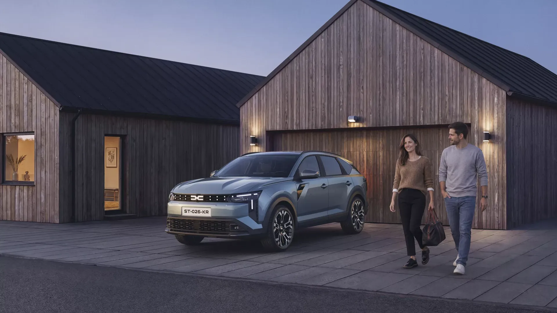 Dacia Striker — przód, para idąca od zaparkowanego auta przy drewnianym domu