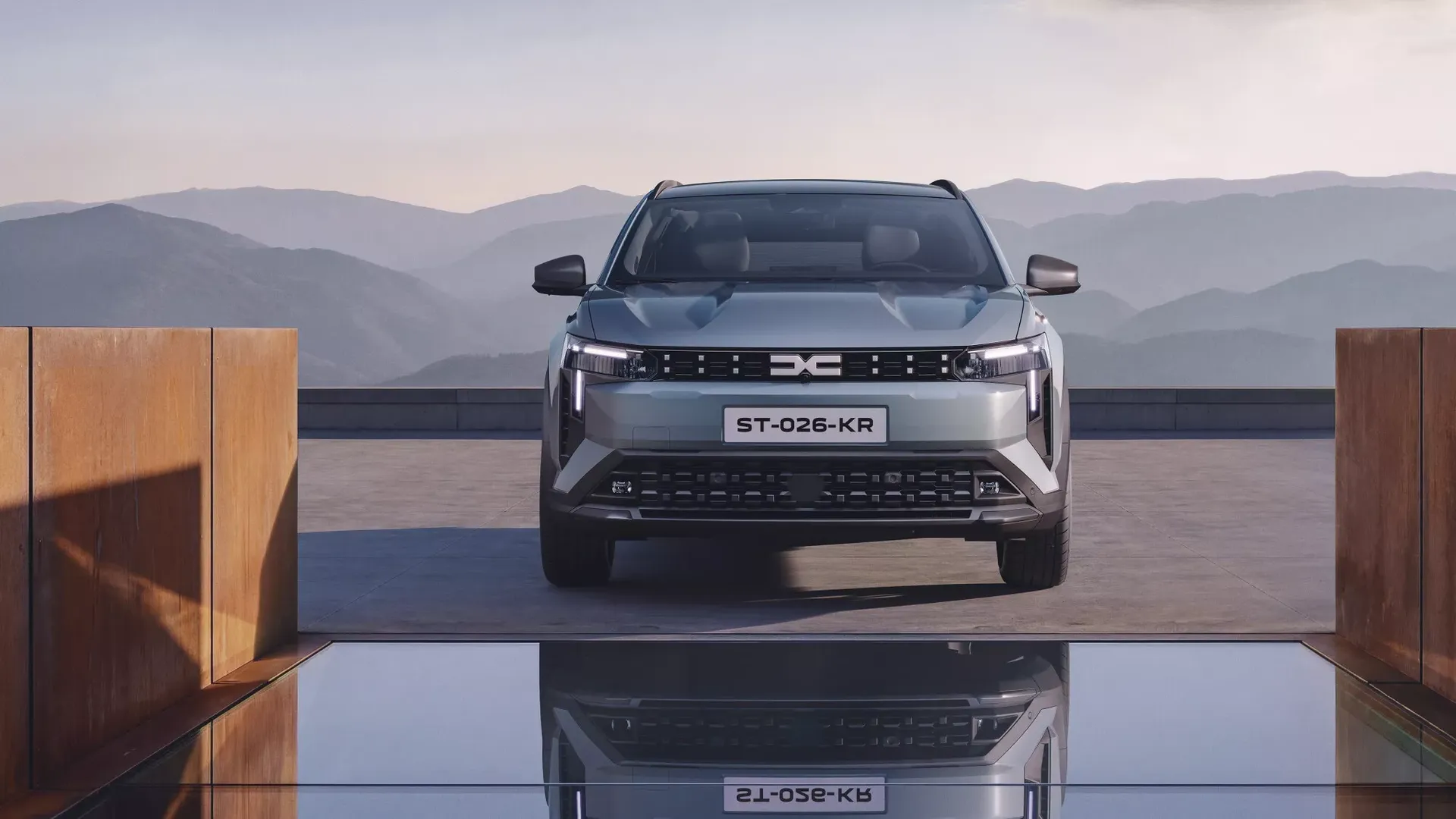 Dacia Striker — przód wprost, ekspozycja na tarasie z widokiem na góry