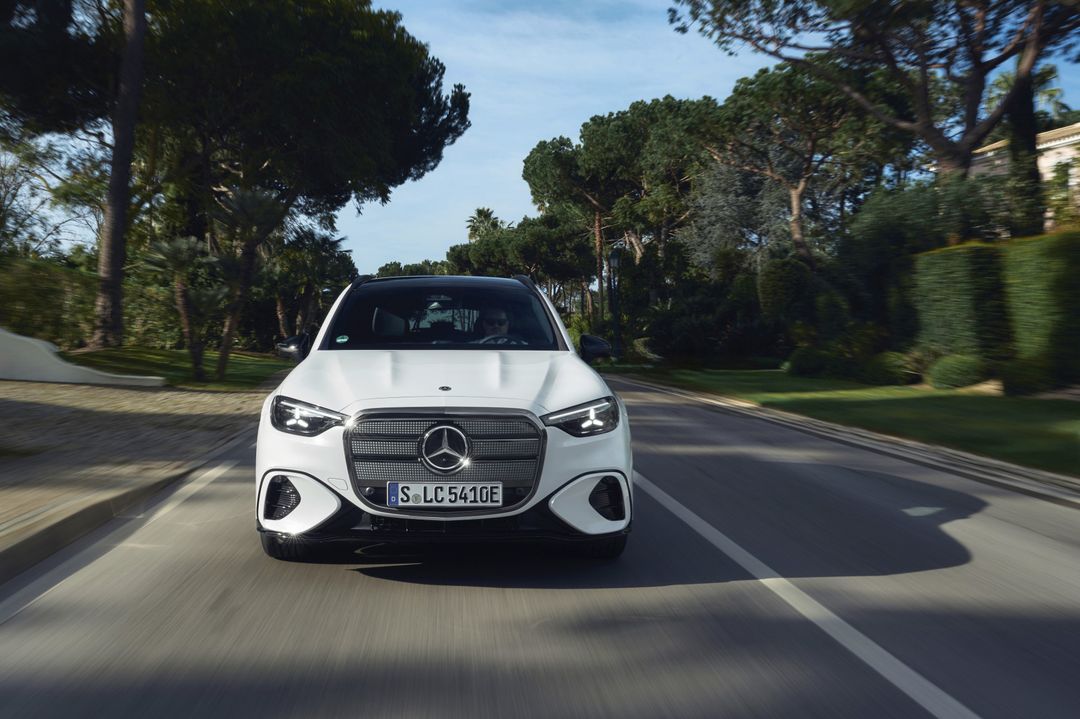 Mercedes-Benz GLC (elektryczny) — przód wprost, jazda aleją wśród palm