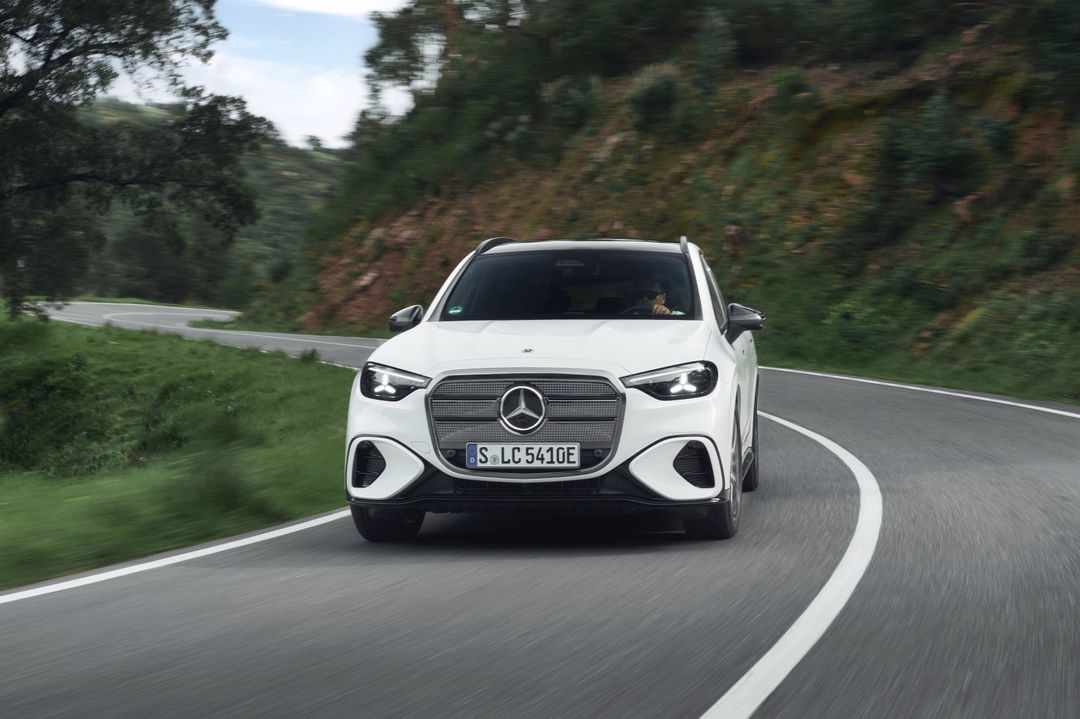 Mercedes-Benz GLC (elektryczny) — przód, jazda górską, wijącą się drogą