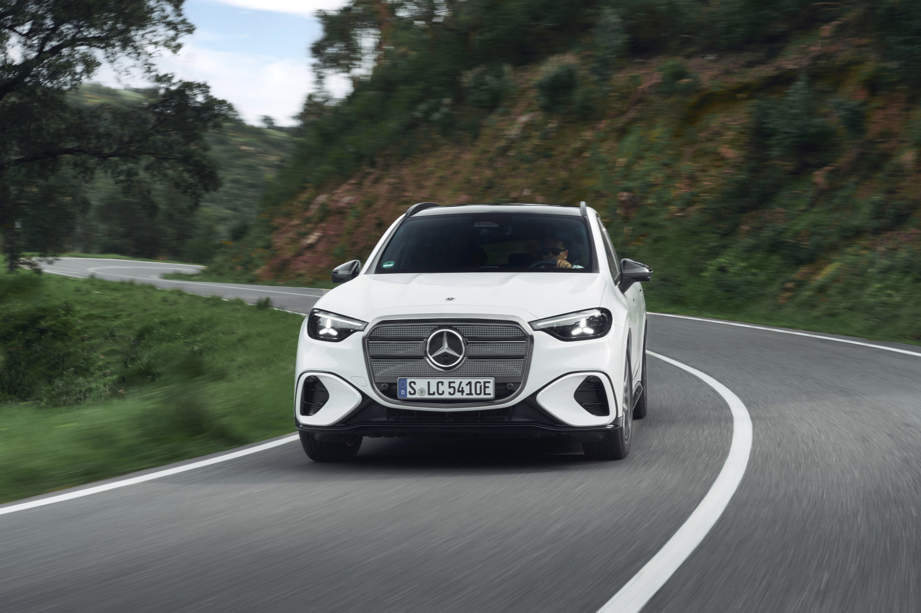 Mercedes-Benz GLC (elektryczny) — przód, jazda górską, wijącą się drogą