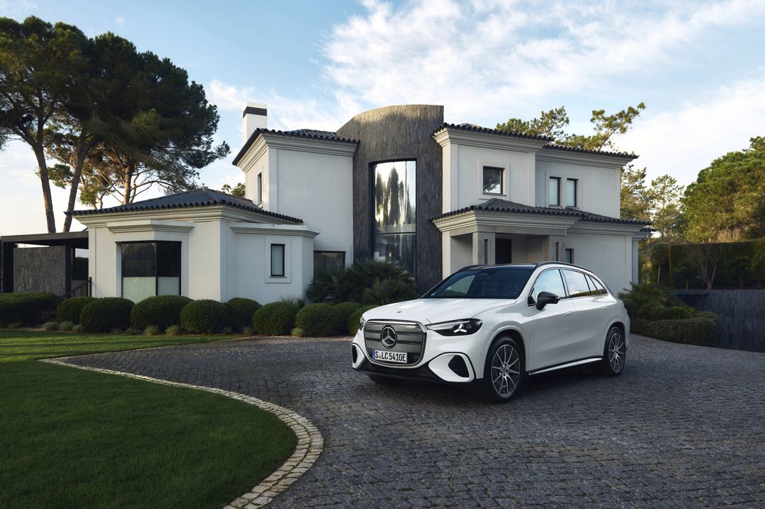 Mercedes-Benz GLC (elektryczny) — przód/bok, postój na podjeździe przed nowoczesną rezydencją