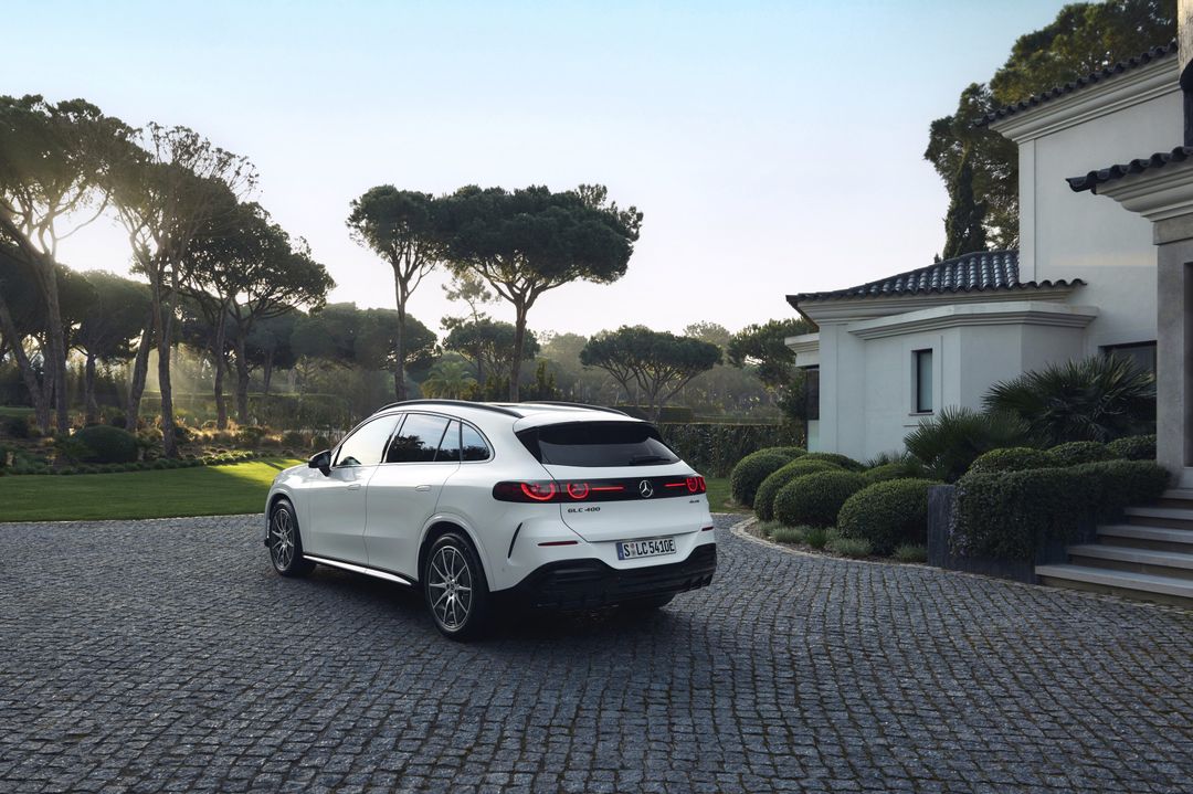 Mercedes-Benz GLC (elektryczny) — tył/bok, postój przed willą o zachodzie słońca