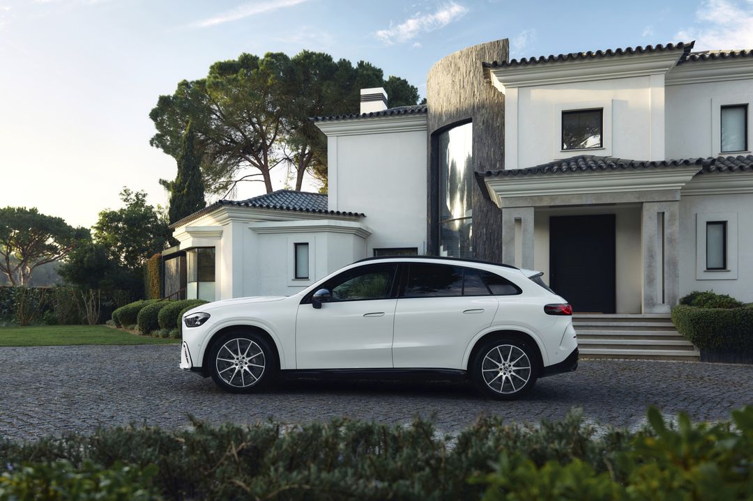 Mercedes-Benz GLC (elektryczny) — bok, profil pojazdu na tle rezydencji
