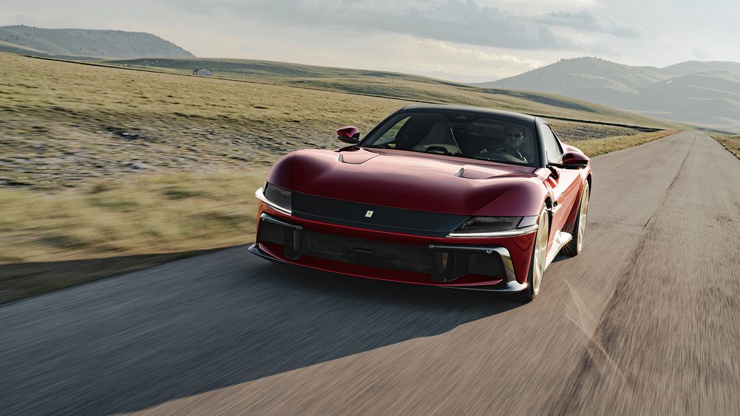 Ferrari 12Cilindri — czerwony, przód 3/4, dynamiczna jazda po górskiej drodze