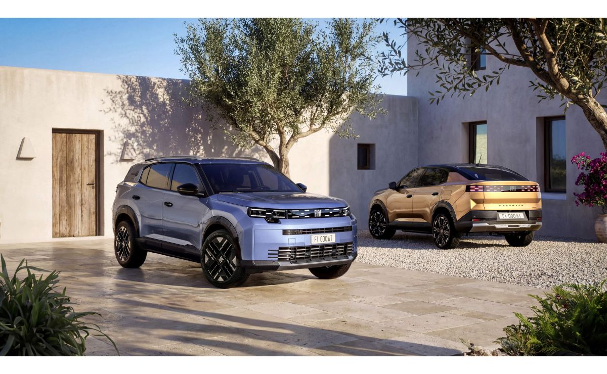 Fiat Grizzly (przód, niebieski) i Fiat Grizzly Fastback (tył, brązowy) na dziedzińcu w stylu śródziemnomorskim