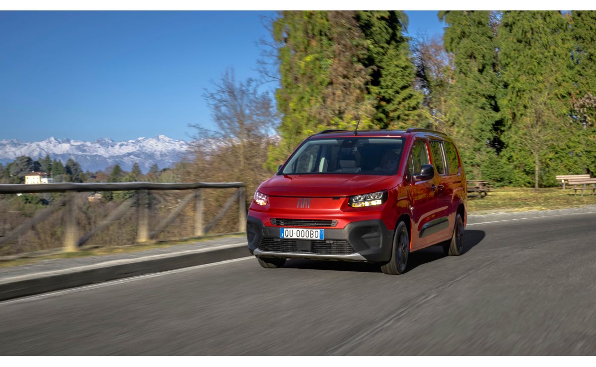 Fiat Qubo L — przód i bok 3/4, jazda w ruchu na tle gór