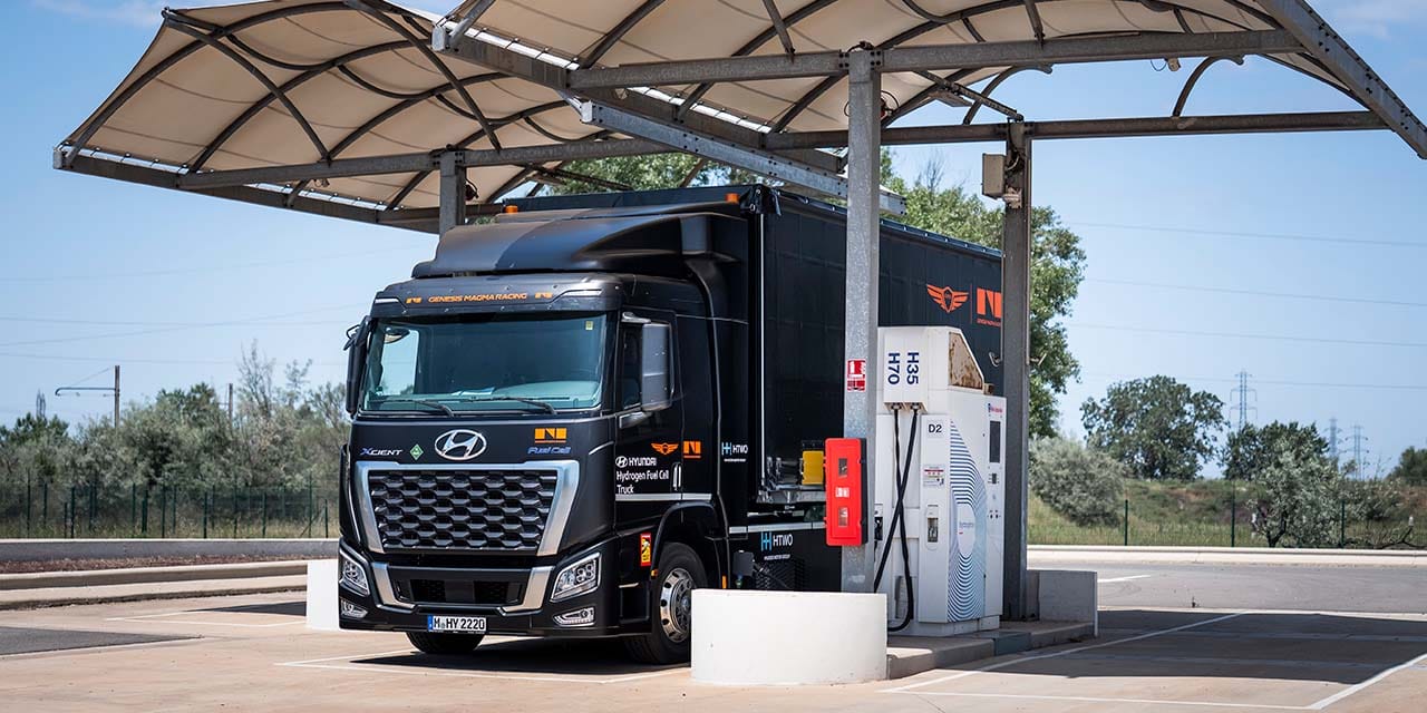 Hyundai Xcient Fuel Cell — wodorowa ciężarówka Genesis Magma Racing, tankowanie pod zadaszeniem stacji