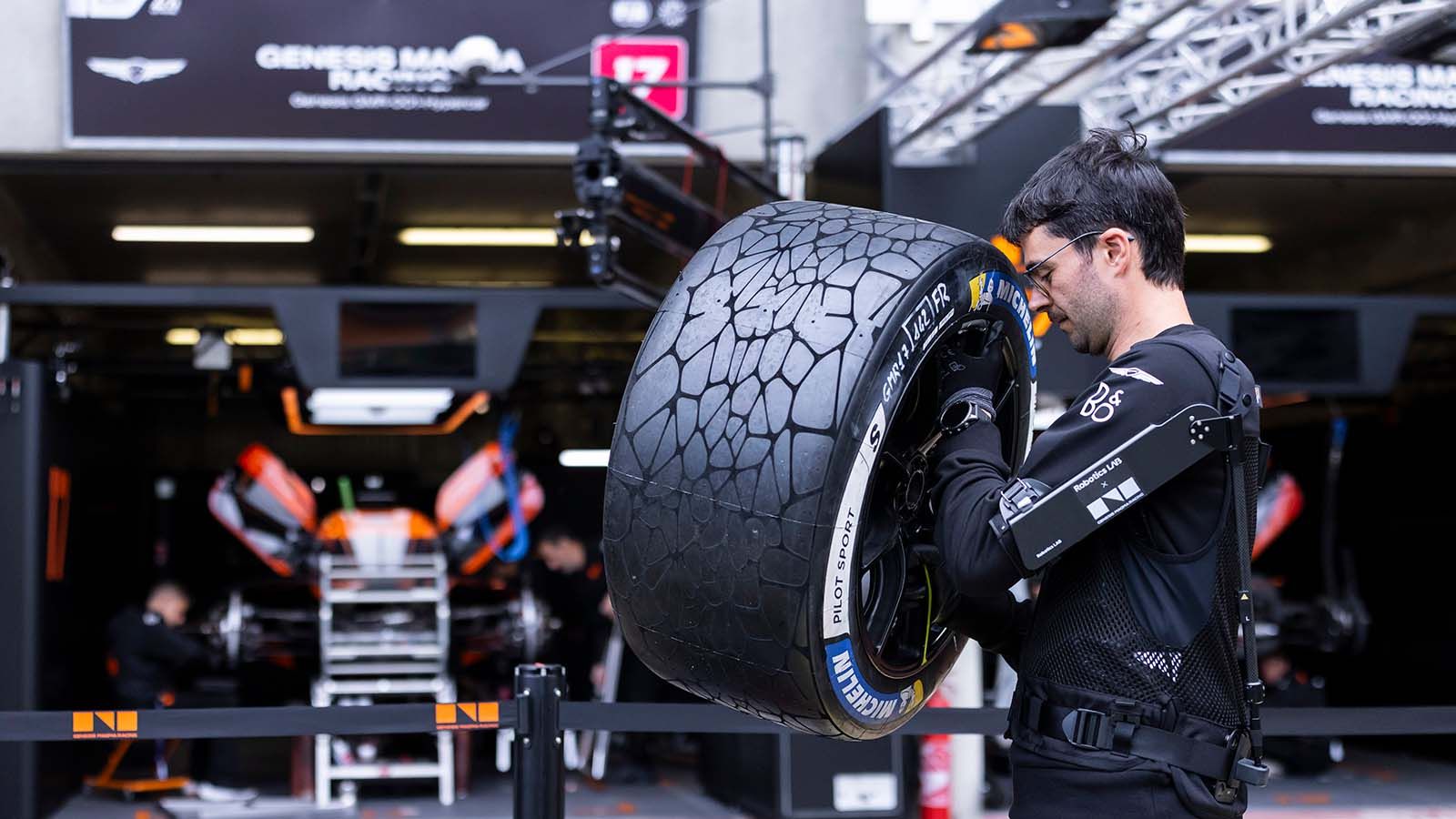 Kulisy Le Mans — mechanik Genesis Magma Racing niesie oponę Michelin w alei serwisowej