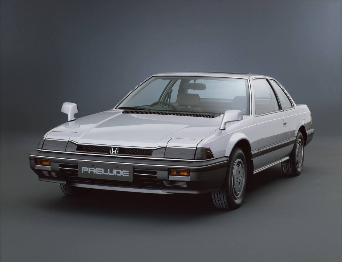Honda Prelude II generacja (1983) — ujęcie frontalne, kolor biały, zdjęcie archiwalne studyjne