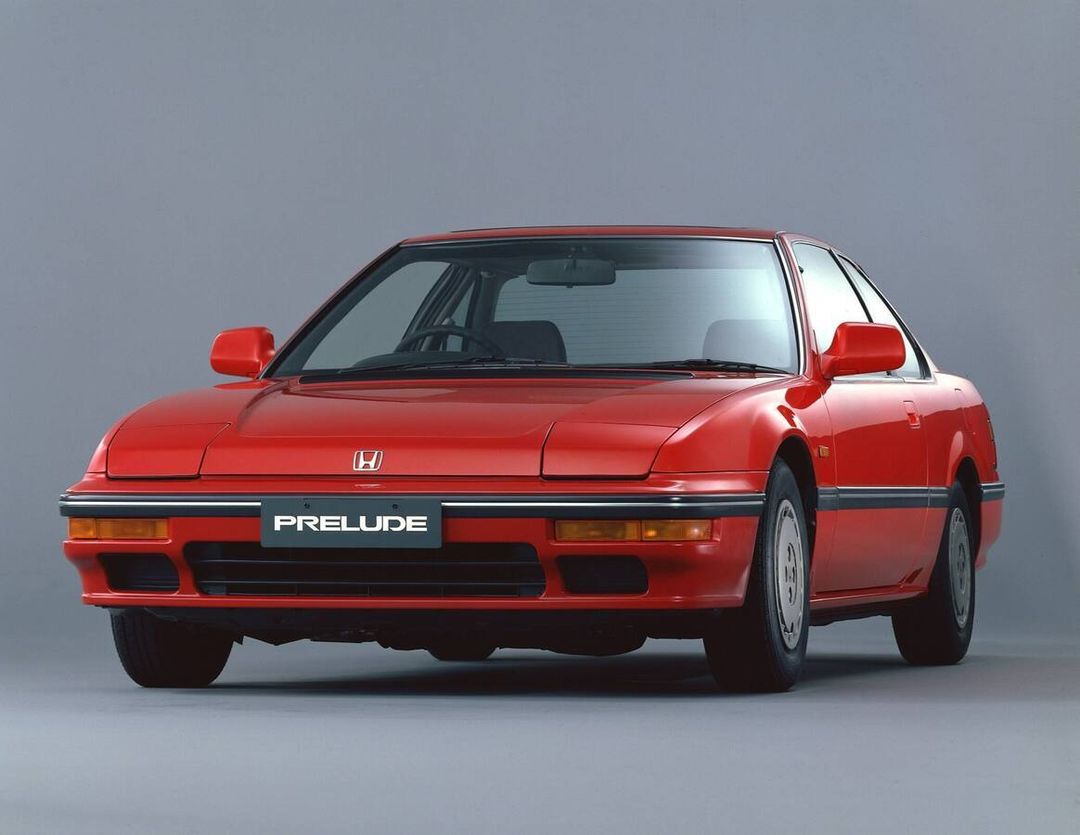Honda Prelude III generacja (1987) — ujęcie frontalne, kolor czerwony, zdjęcie archiwalne studyjne