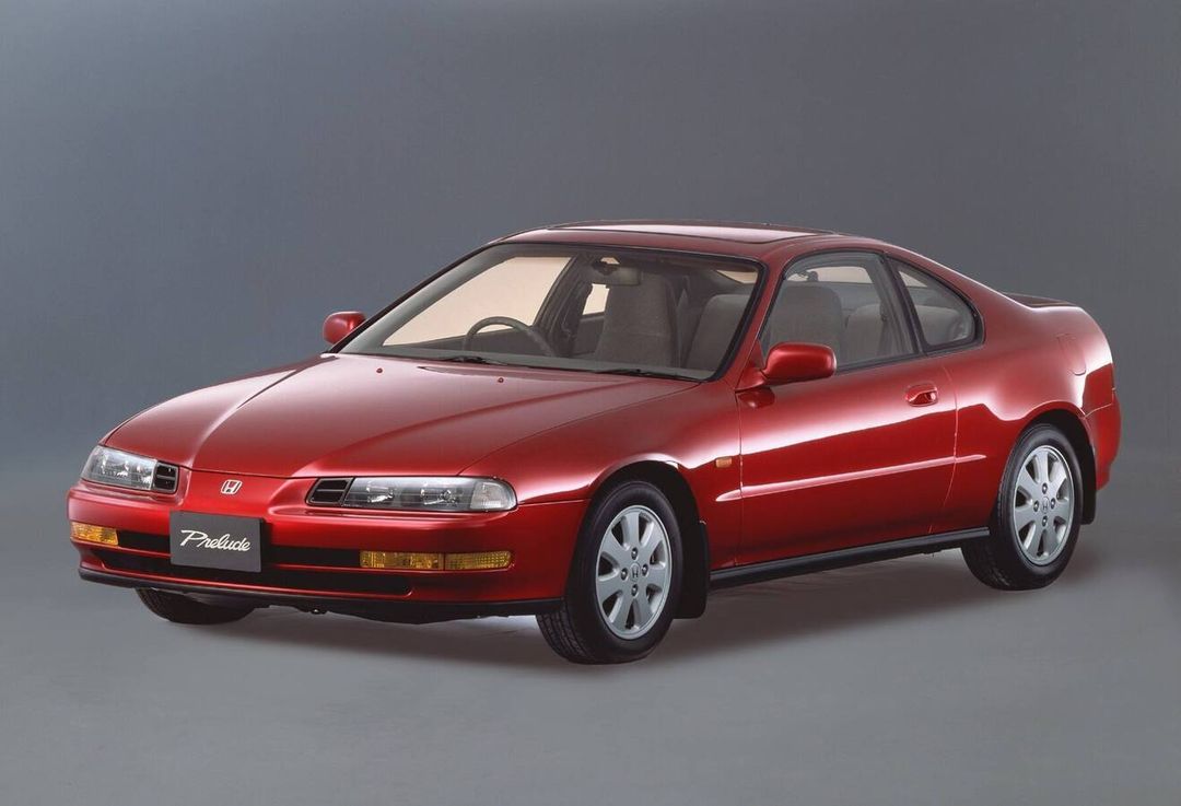 Honda Prelude IV generacja (1991) — ujęcie 3/4 przód, kolor czerwony, zdjęcie archiwalne studyjne