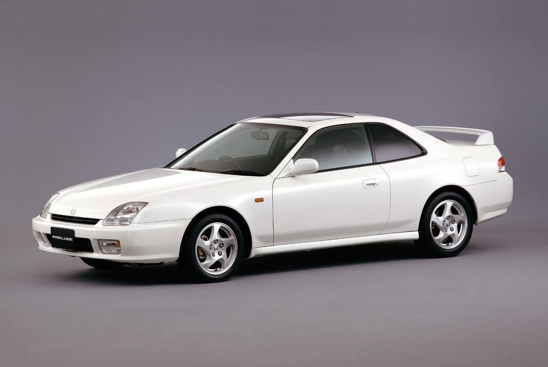 Honda Prelude V generacja (1997) — ujęcie 3/4 przód, kolor biały, tylny spoiler, zdjęcie archiwalne studyjne