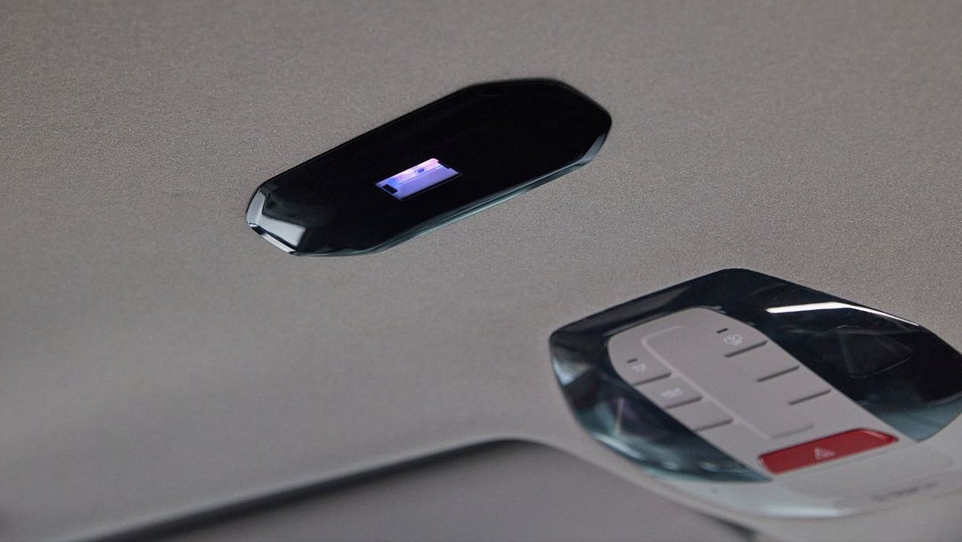 Hyundai i Kia „Plasma Care UVC” — zbliżenie na lampę UVC zamontowaną w suficie kabiny, obok panelu sterowania