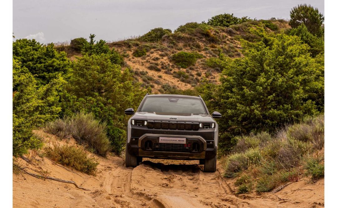 Jeep Compass 4xe — przód, ujęcie 3/4 w terenie