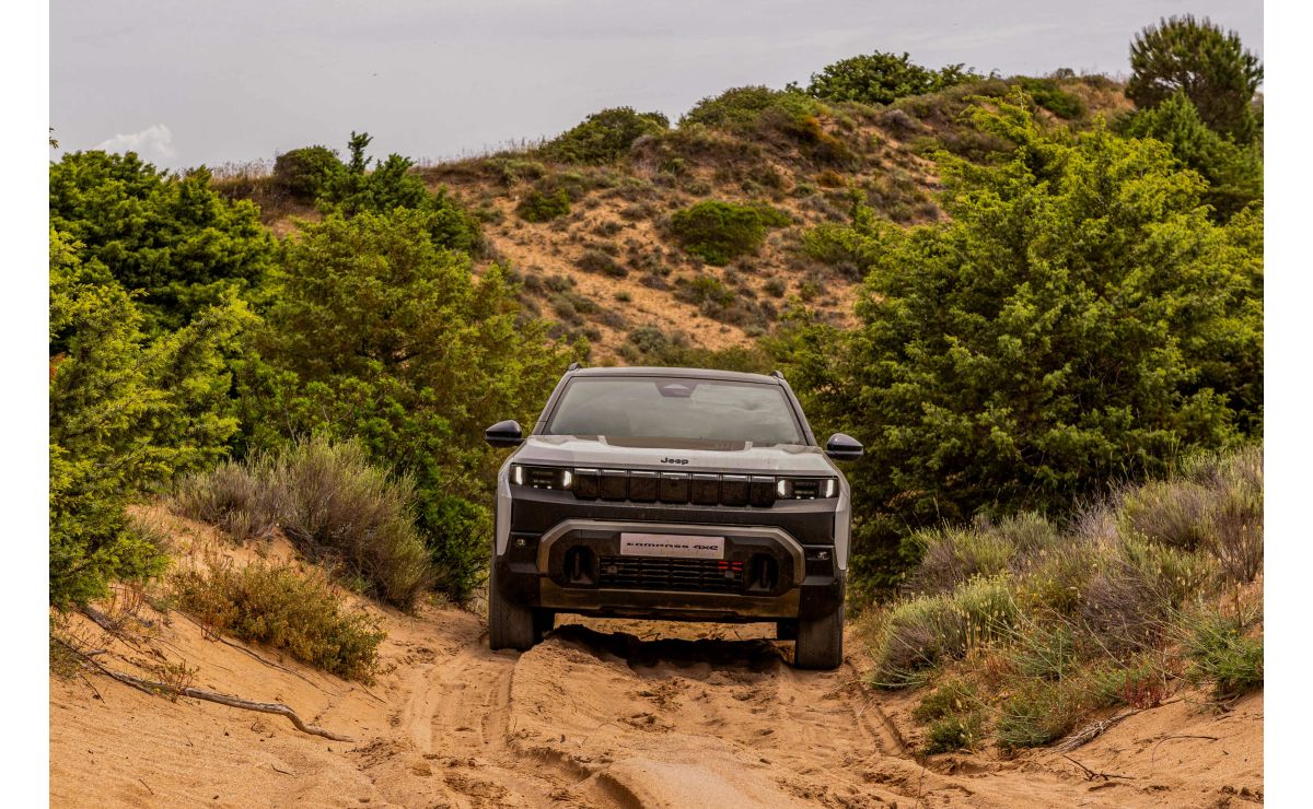 Jeep Compass 4xe — przód, ujęcie 3/4 w terenie