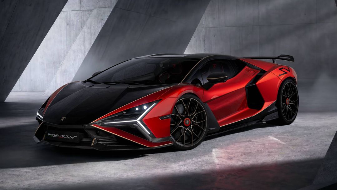 Lamborghini Revuelto SV — przód i bok, czerwono-czarne malowanie studyjne