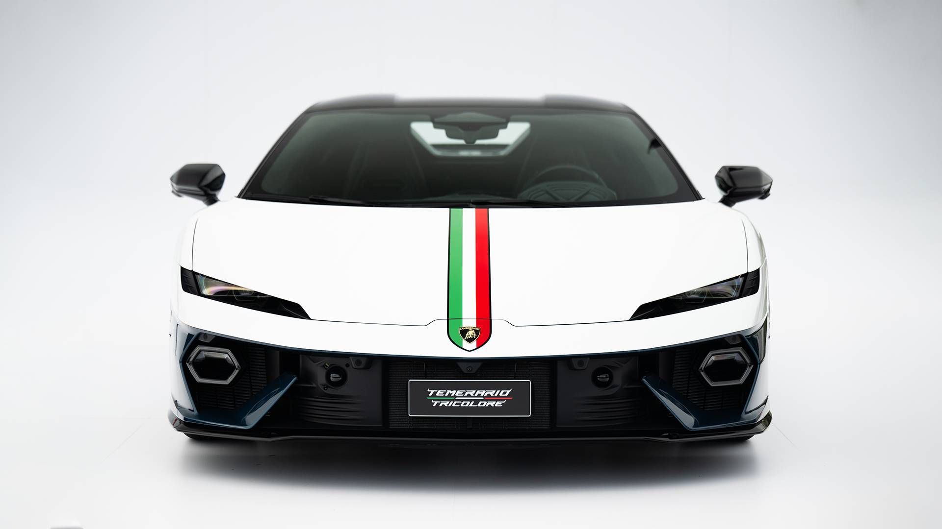 Lamborghini Temerario Tricolore — przód, biały nadwozie z włoskim trójkolorowym pasem na masce