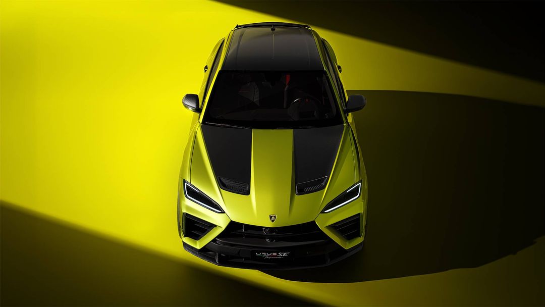 Lamborghini Urus SE Performante — przód, ujęcie z góry, żółty lakier, sesja studyjna