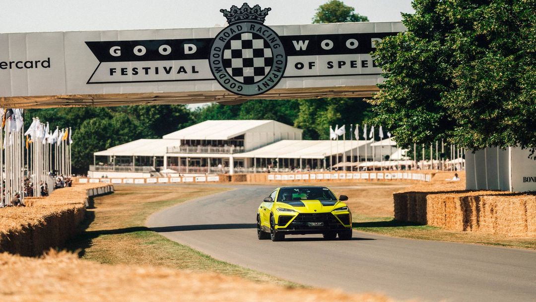 Lamborghini Urus SE Performante — przód/bok, przejazd pod bramą Goodwood podczas Festival of Speed