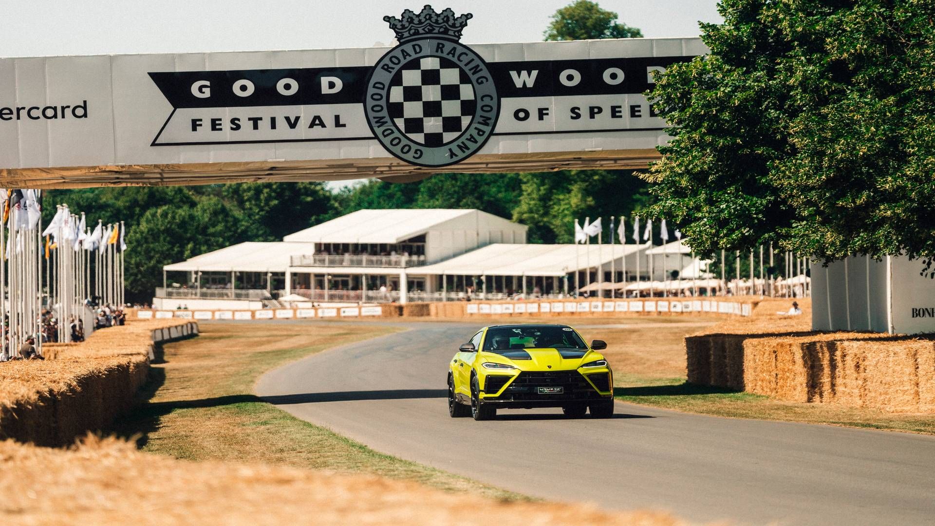 Lamborghini Urus SE Performante — przód/bok, przejazd pod bramą Goodwood podczas Festival of Speed