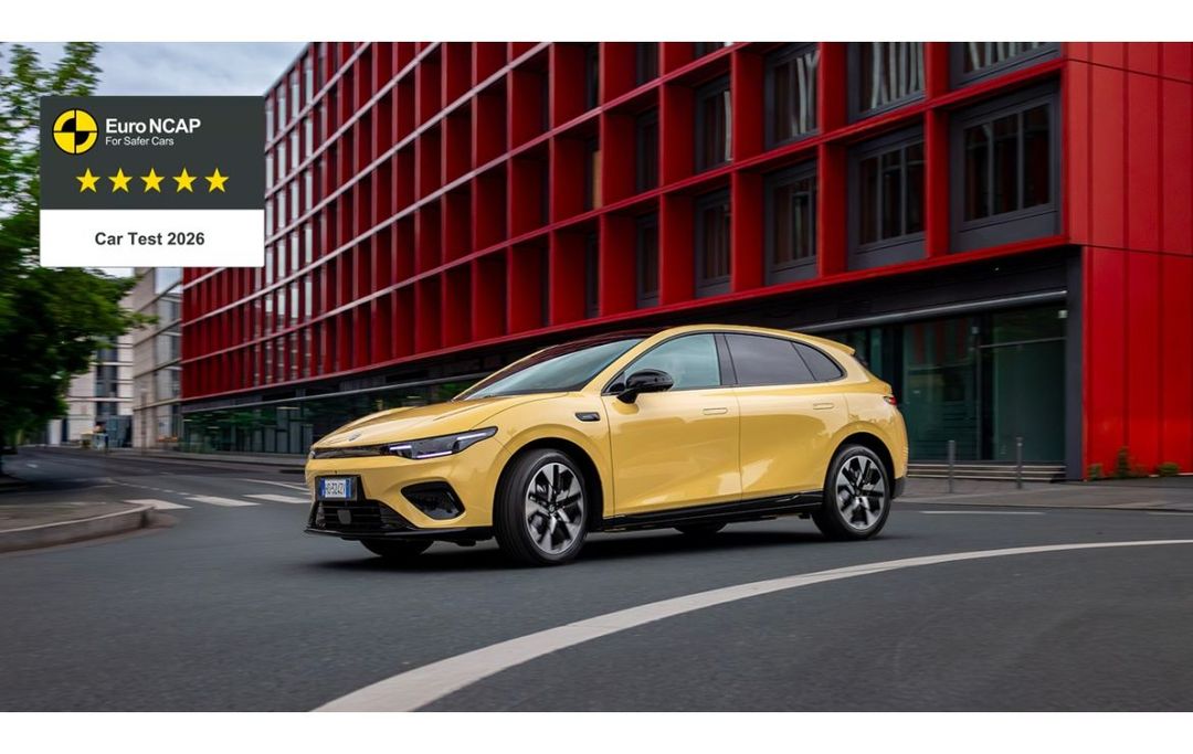 Leapmotor B05 — zbliżenie od przodu i z boku, żółte nadwozie, w tle czerwony budynek, plakietka Euro NCAP 5 gwiazdek