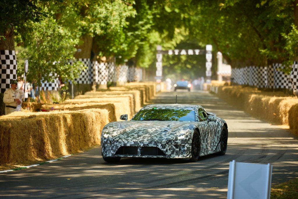 Lexus LFA Concept — przód, jazda alejką wśród drzew w Goodwood